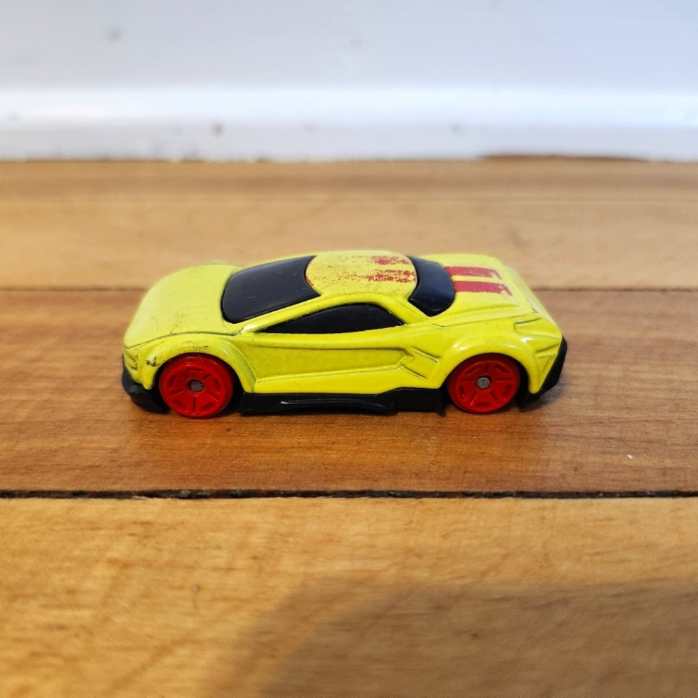 Maisto Yellow Red Stripe Adventure Force Sports Car